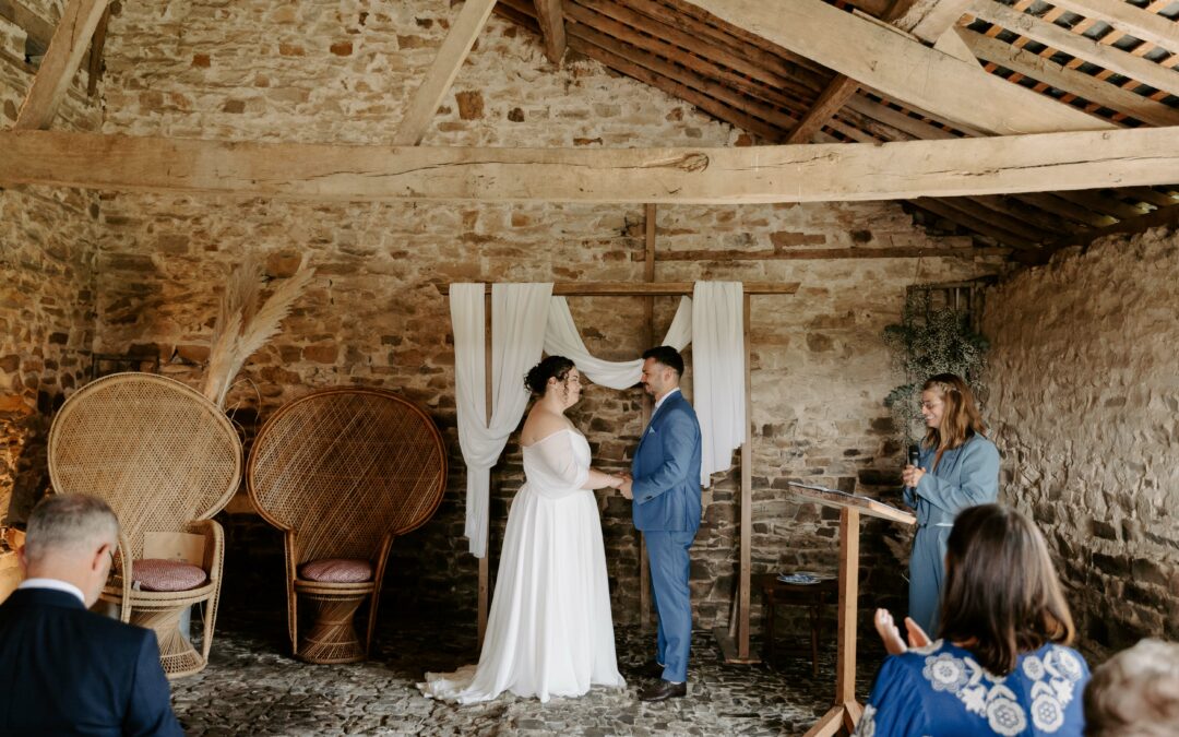 Du bleu, du vintage et beaucoup d’amour : le mariage de Mathilde & Corentin à la grange de l’épine