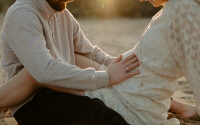 Une séance photo grossesse au coucher du soleil à Saint-Malo